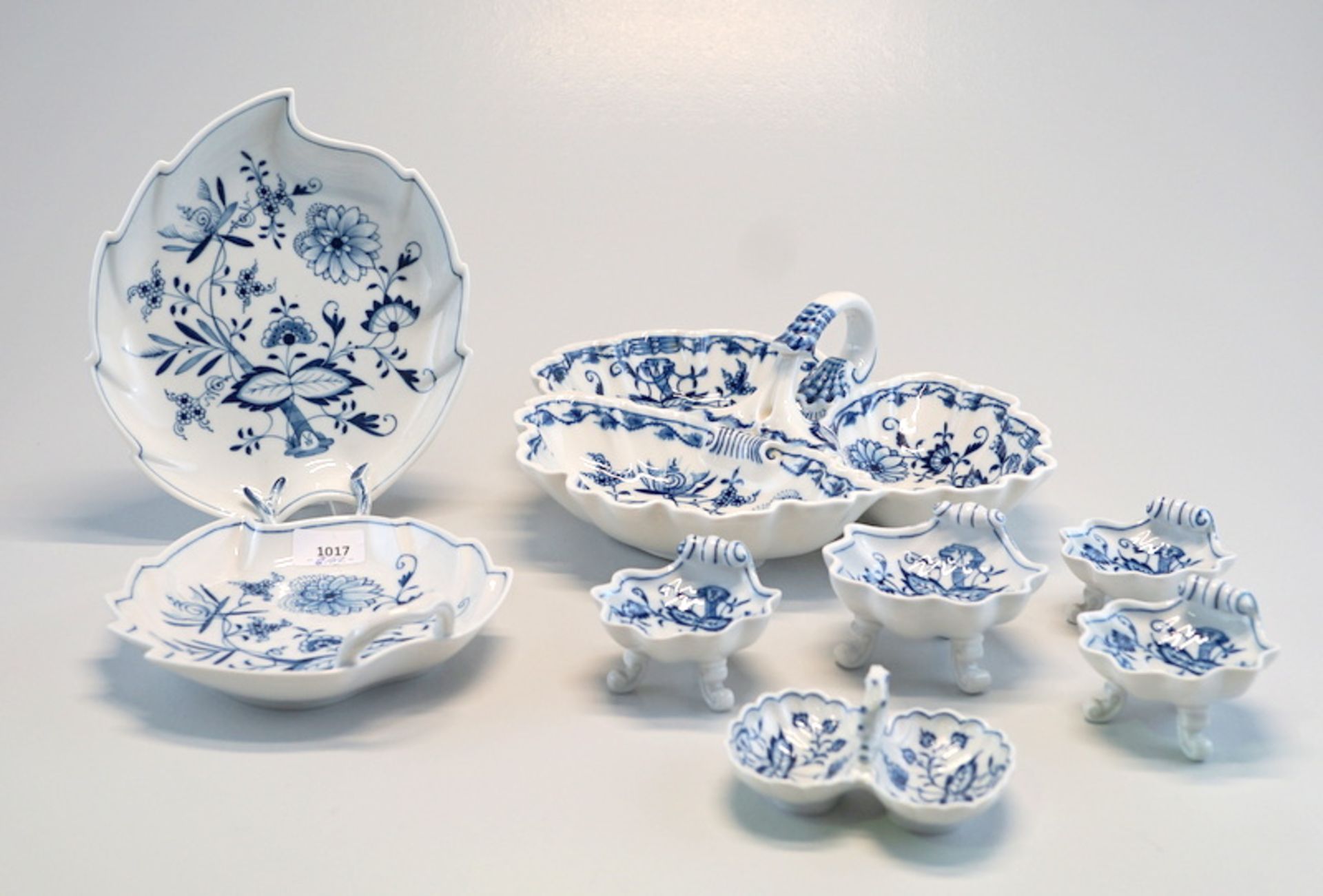 Staatlich Meissen: Set von Menagerien und Gewürzschälchen, Zwiebelmuster.