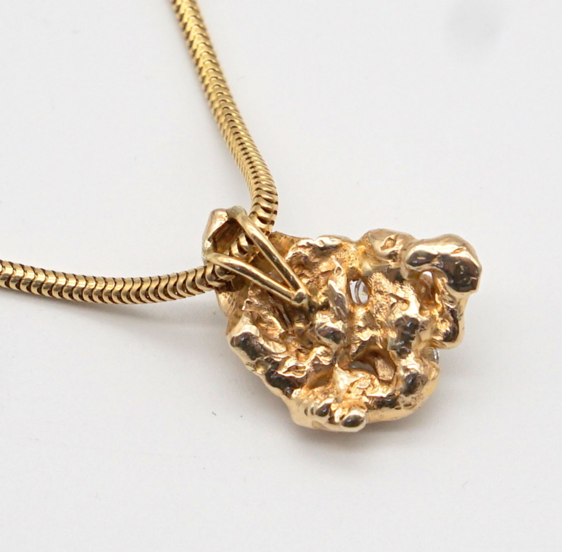 Goldnugget-Anhänger mit ca 3 Ct. Brilliantbesatz und Kette 585/750 - Image 5 of 5