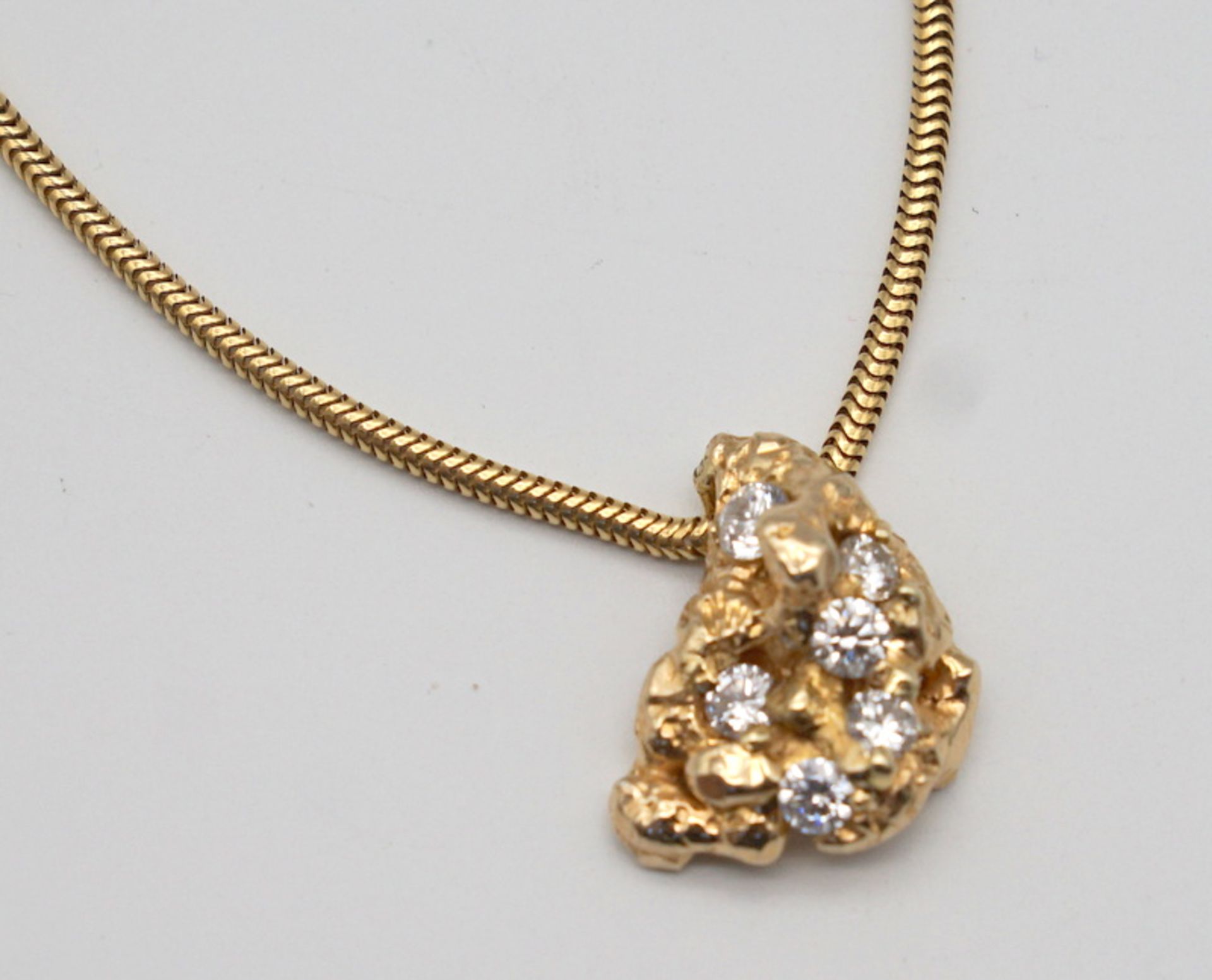 Goldnugget-Anhänger mit ca 3 Ct. Brilliantbesatz und Kette 585/750 - Image 2 of 5