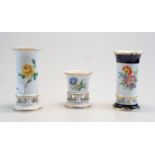 Staatlich Meissen: 3 kleine Vasen mit Volutenfüßen, Dekor Streublümchen
