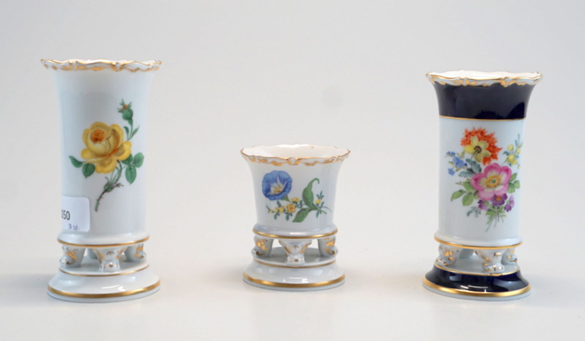 Staatlich Meissen: 3 kleine Vasen mit Volutenfüßen, Dekor Streublümchen