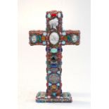 Interessantes Altarkreuz mit Edelsteinen und Paste Besatz