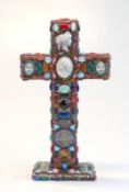 Interessantes Altarkreuz mit Edelsteinen und Paste Besatz 