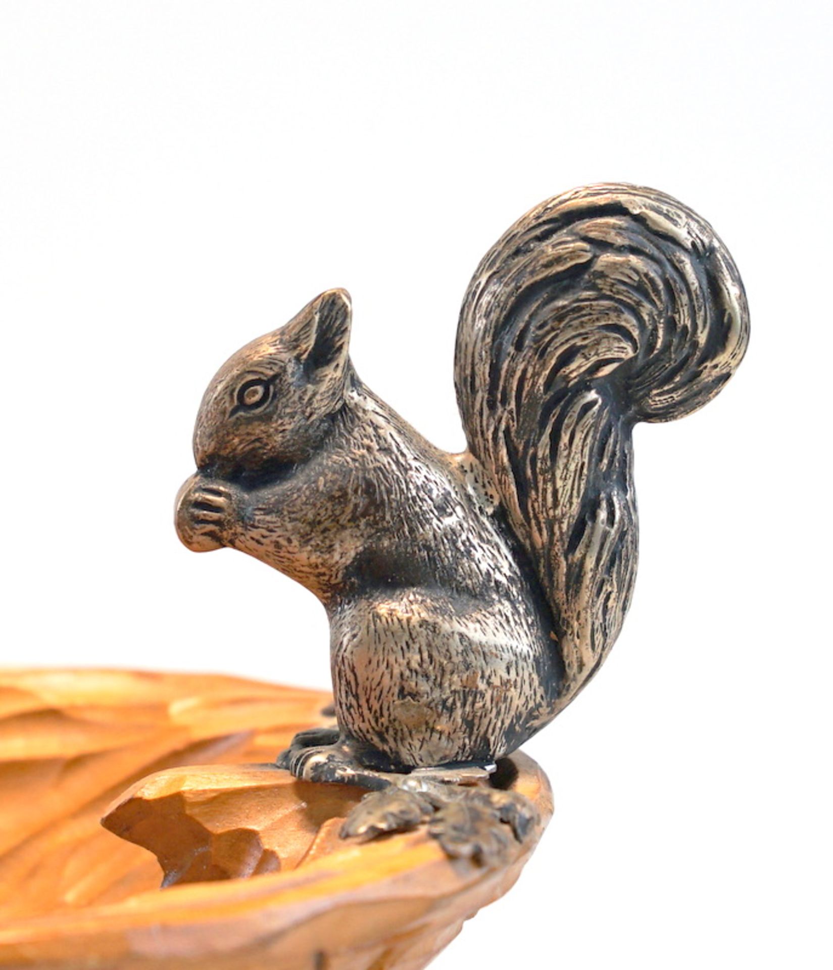 Eichhörnchen auf Nußschale - Image 2 of 3