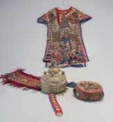 Turkmenisches Nomaden-Taufkleid  mit Reichem Schmuckbehang -