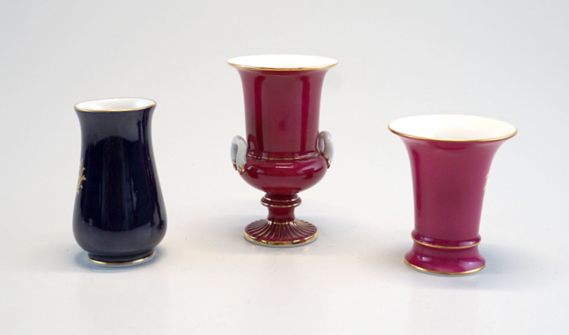 Staatlich Meissen: 3 Vasen mit Reicher Vergoldung  - Bild 2 aus 2