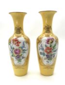 Königliche Porzellan Manufaktur Berlin, KPM: Paar zitronengelbe Vasen, um 1870