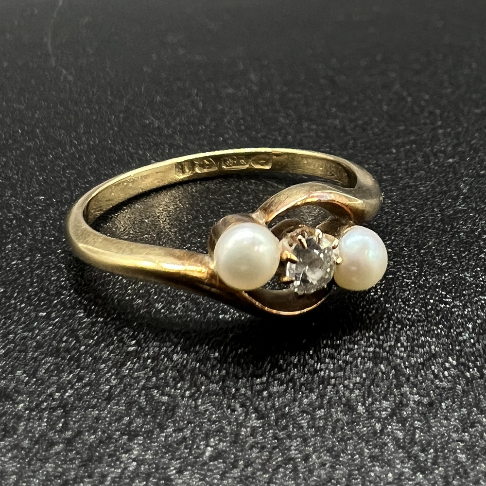 18ct yellow gold diamond and cultured pearl set ring - Image 2 of 4