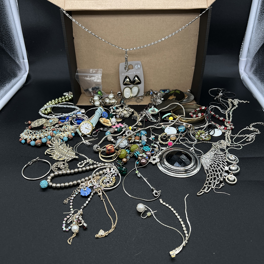 Mixed lot of costume jewellery