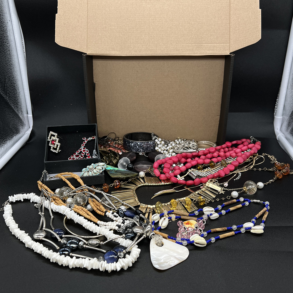 Mixed lot of costume jewellery