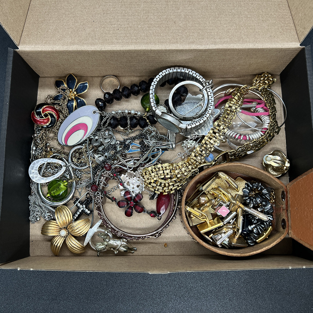 Mixed lot of costume jewellery