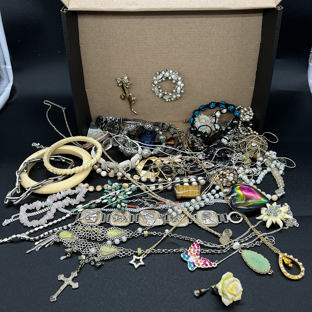 Mixed lot of costume jewellery