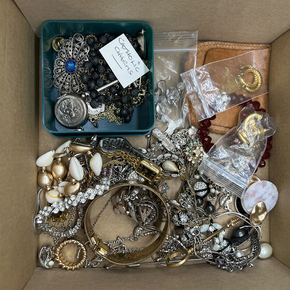 Mixed lot of costume jewellery