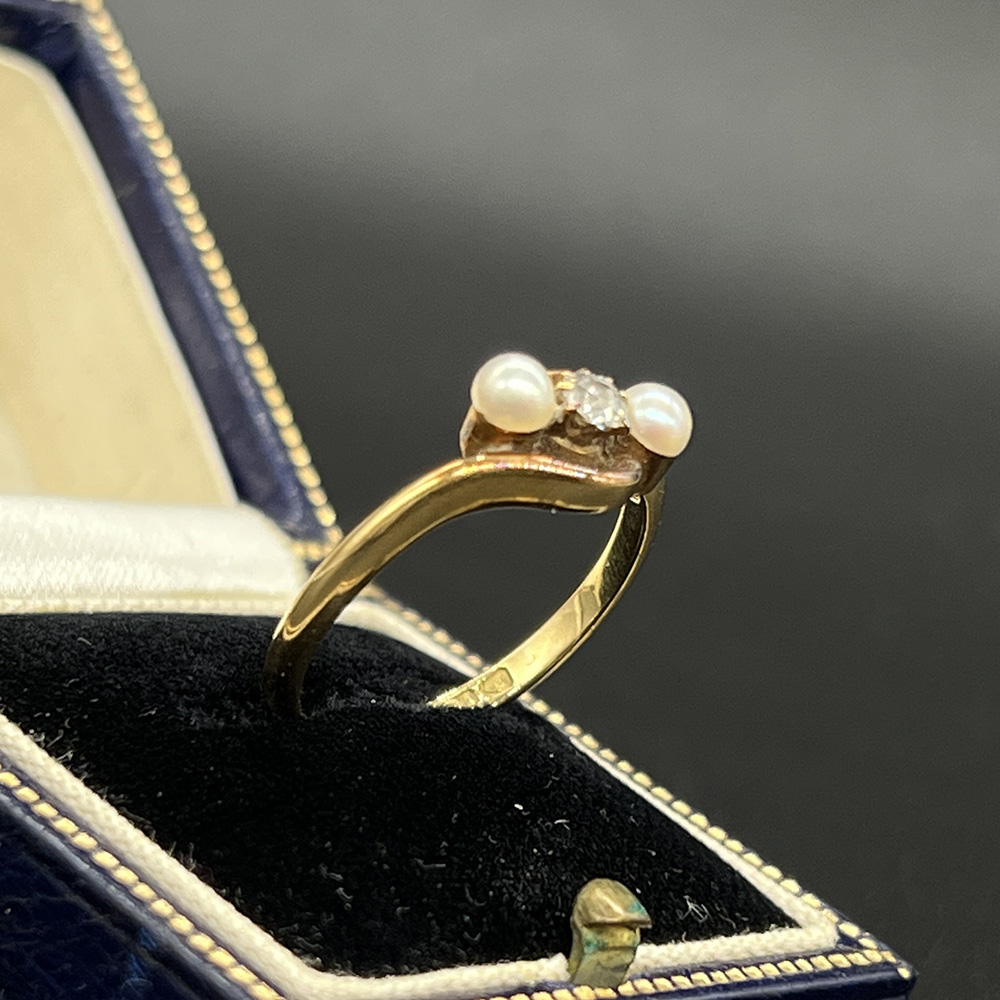 18ct yellow gold diamond and cultured pearl set ring