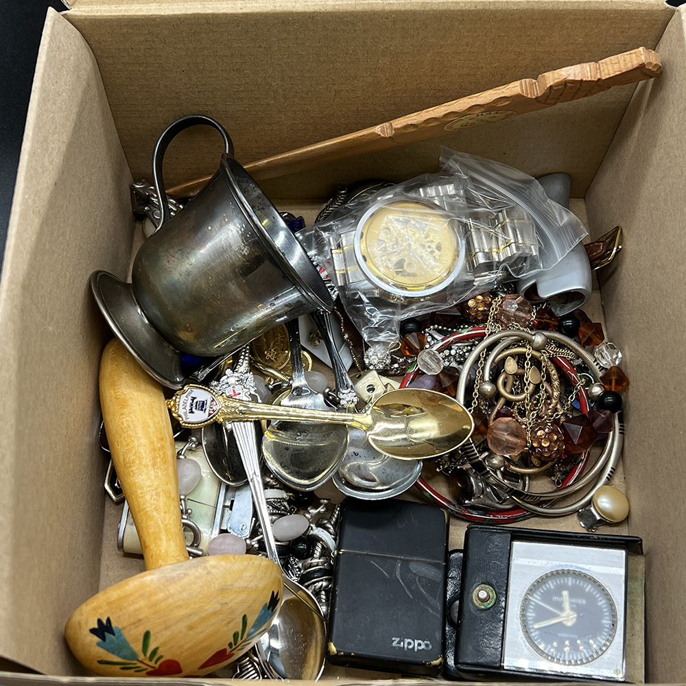 Mixed lot of costume jewellery