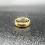 18ct yellow gold wedding band