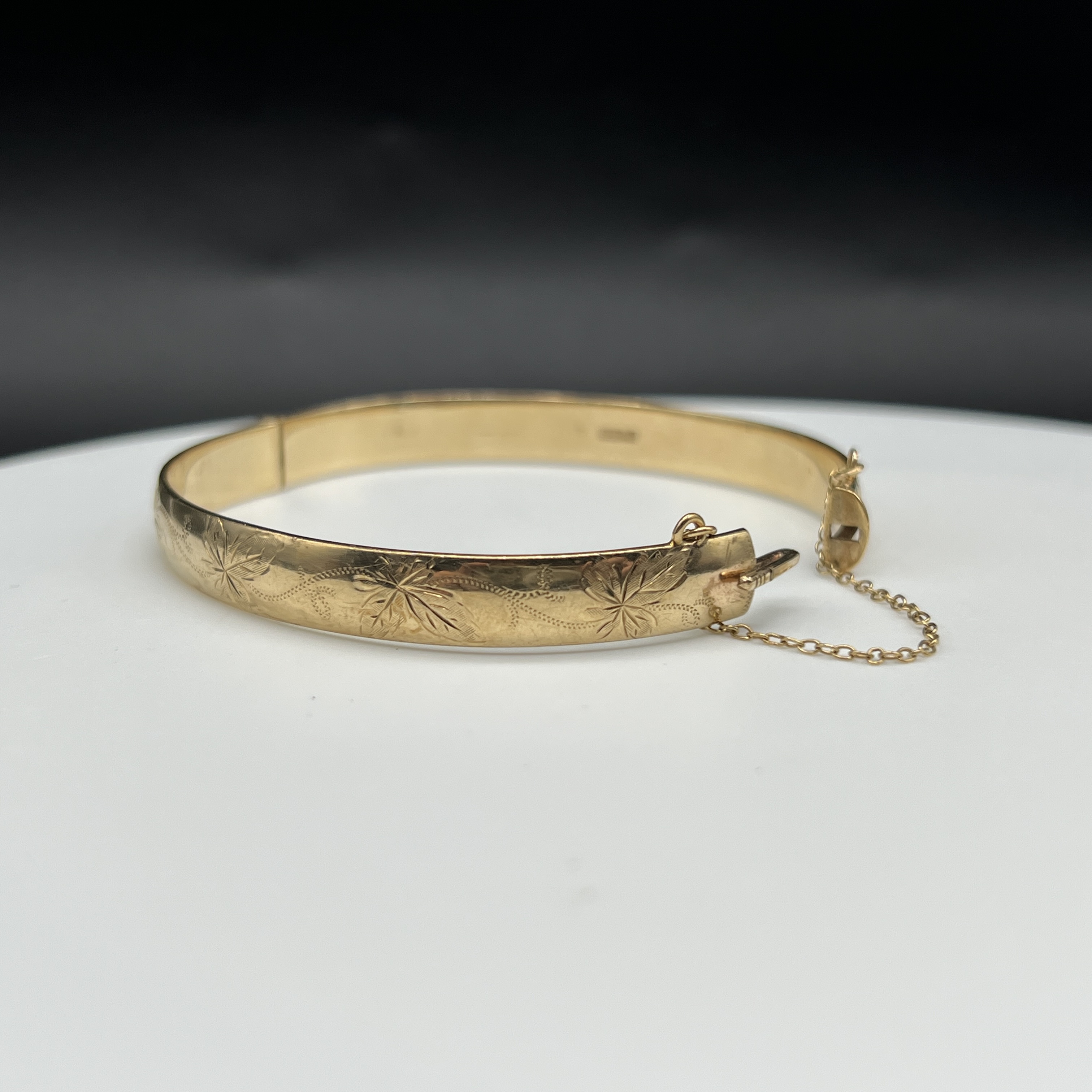 9ct yellow gold solid bangle - Image 3 of 4