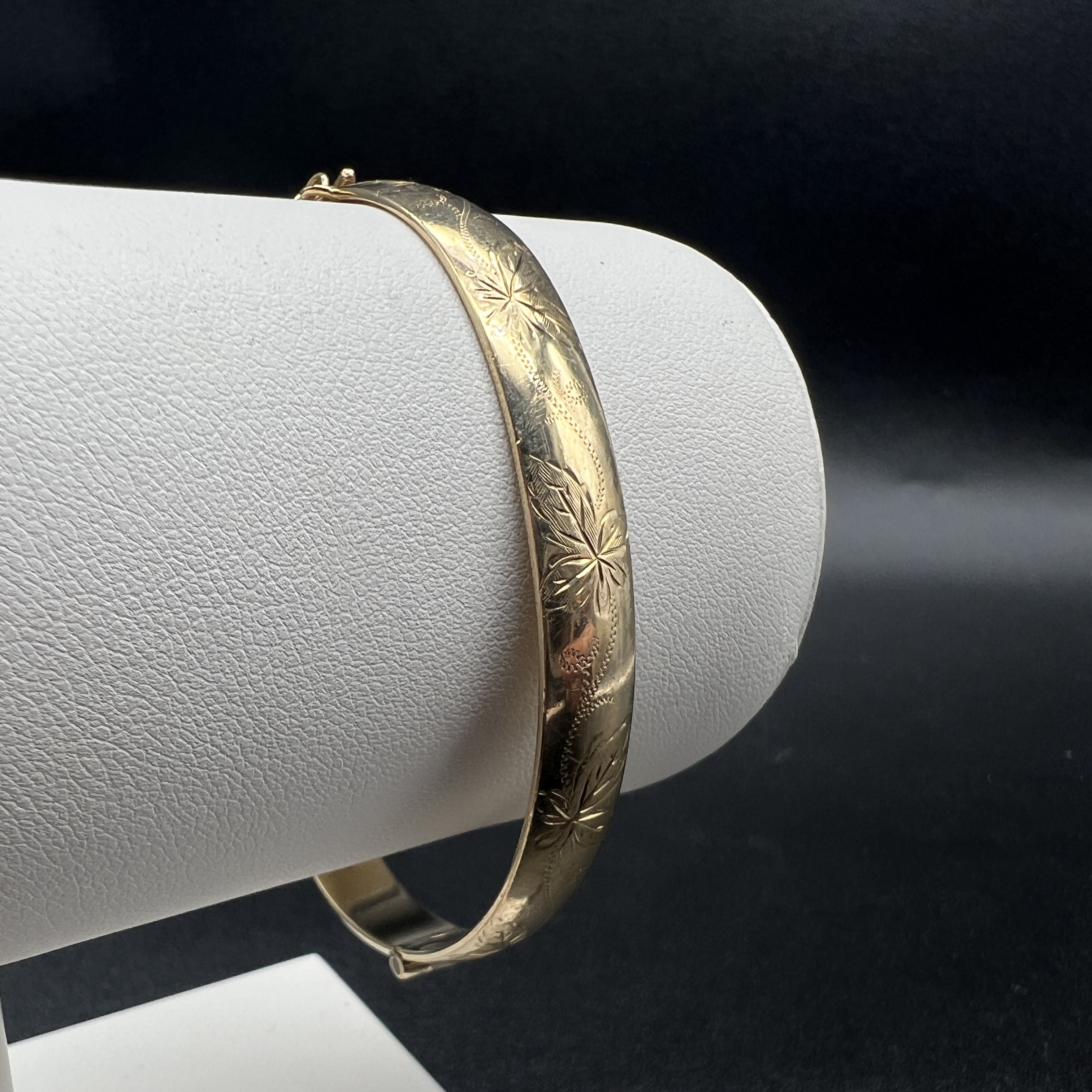 9ct yellow gold solid bangle - Image 2 of 4