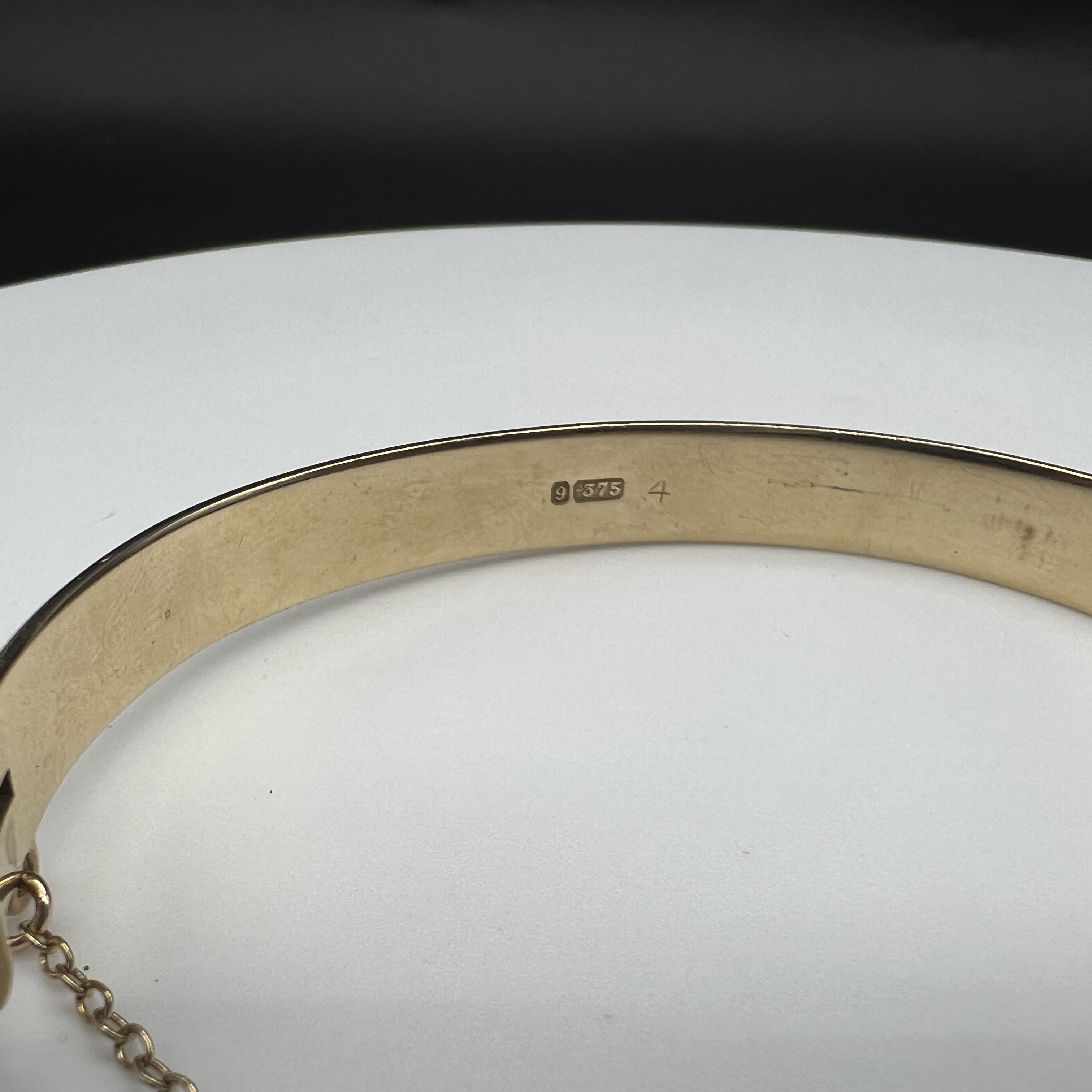 9ct yellow gold solid bangle - Image 4 of 4