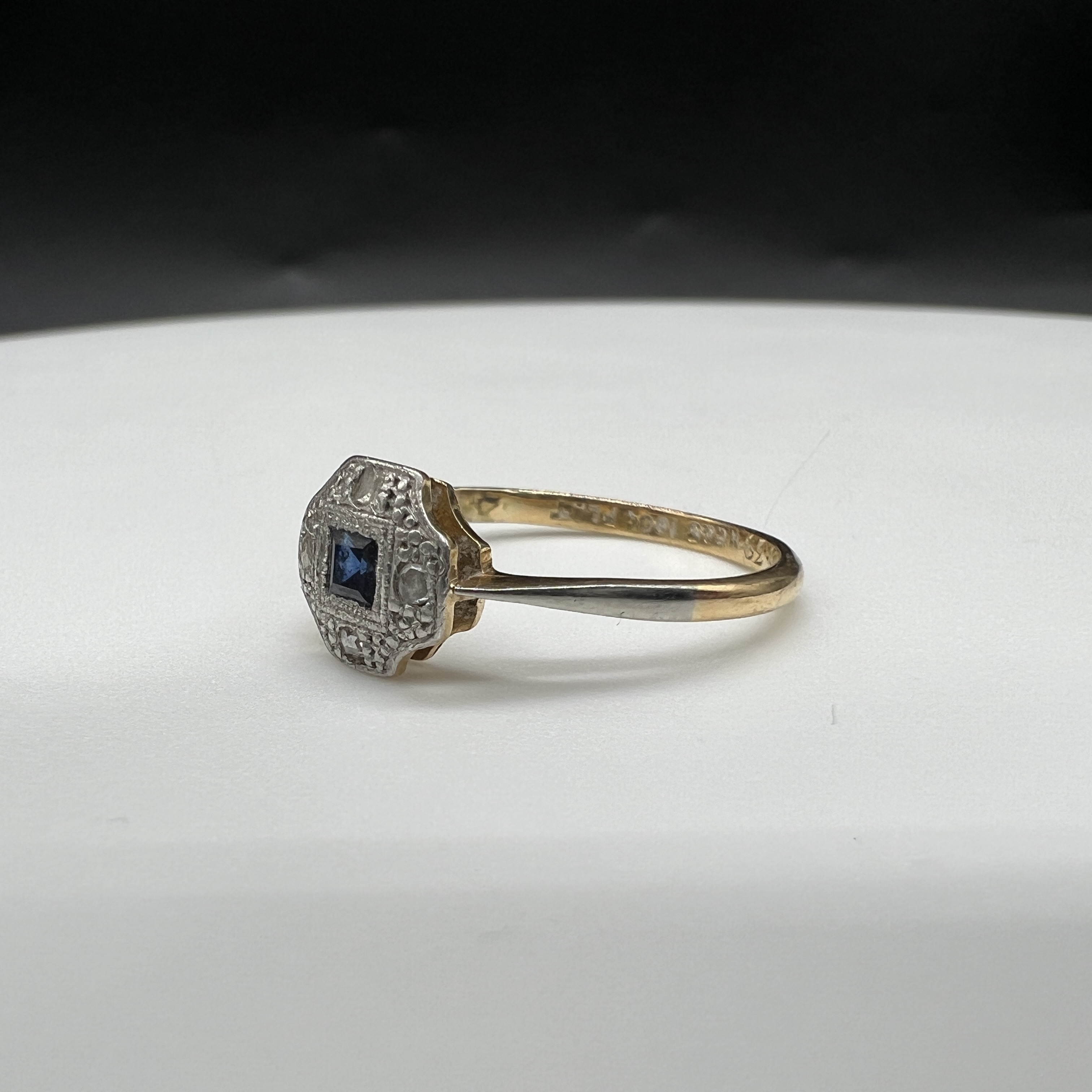 An 18ct yellow gold + platinum Victorian sapphire + diamond ring - Image 3 of 5