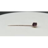 A 9ct yellow gold amethyst tie pin