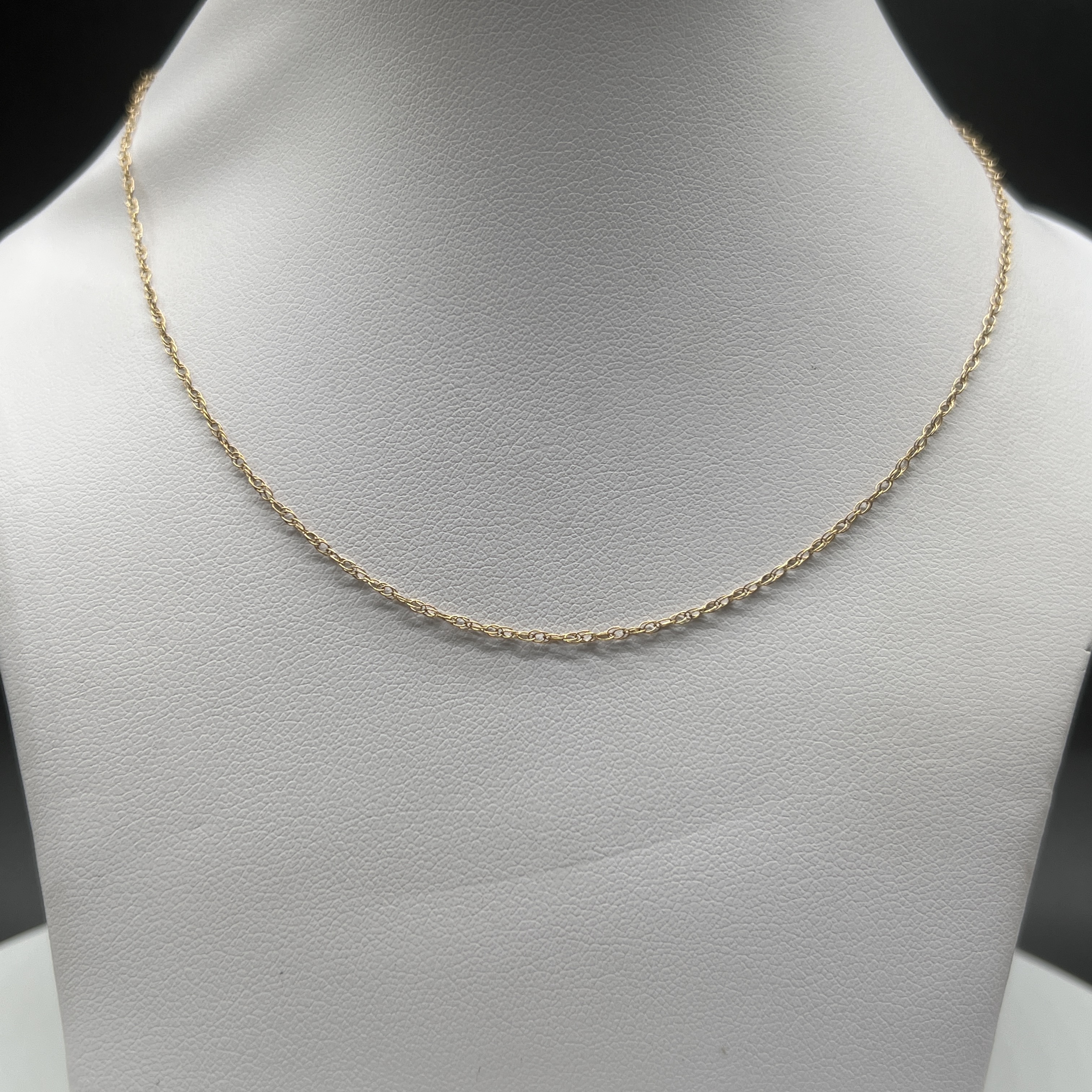 A 9ct yellow gold fine pendant chain