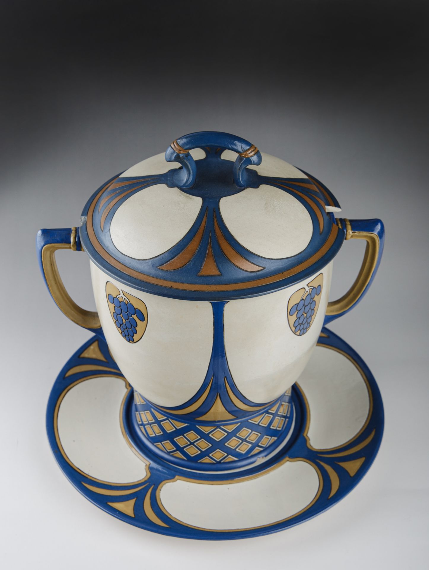 Villeroy & Boch Mettlach, Bowlengefäß mit Deckel auf Untersatz, Jugendstil - Image 3 of 6