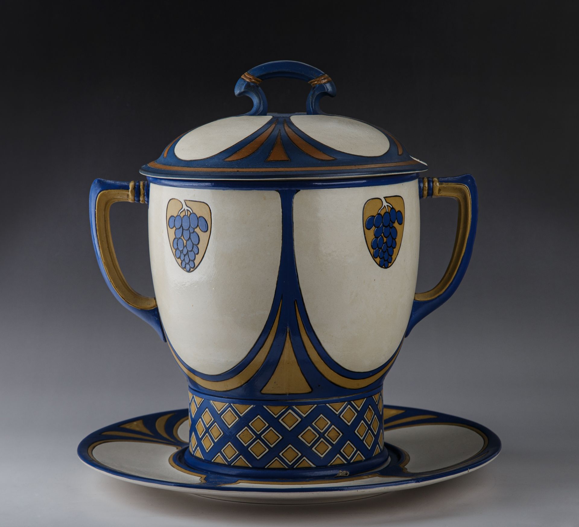 Villeroy & Boch Mettlach, Bowlengefäß mit Deckel auf Untersatz, Jugendstil