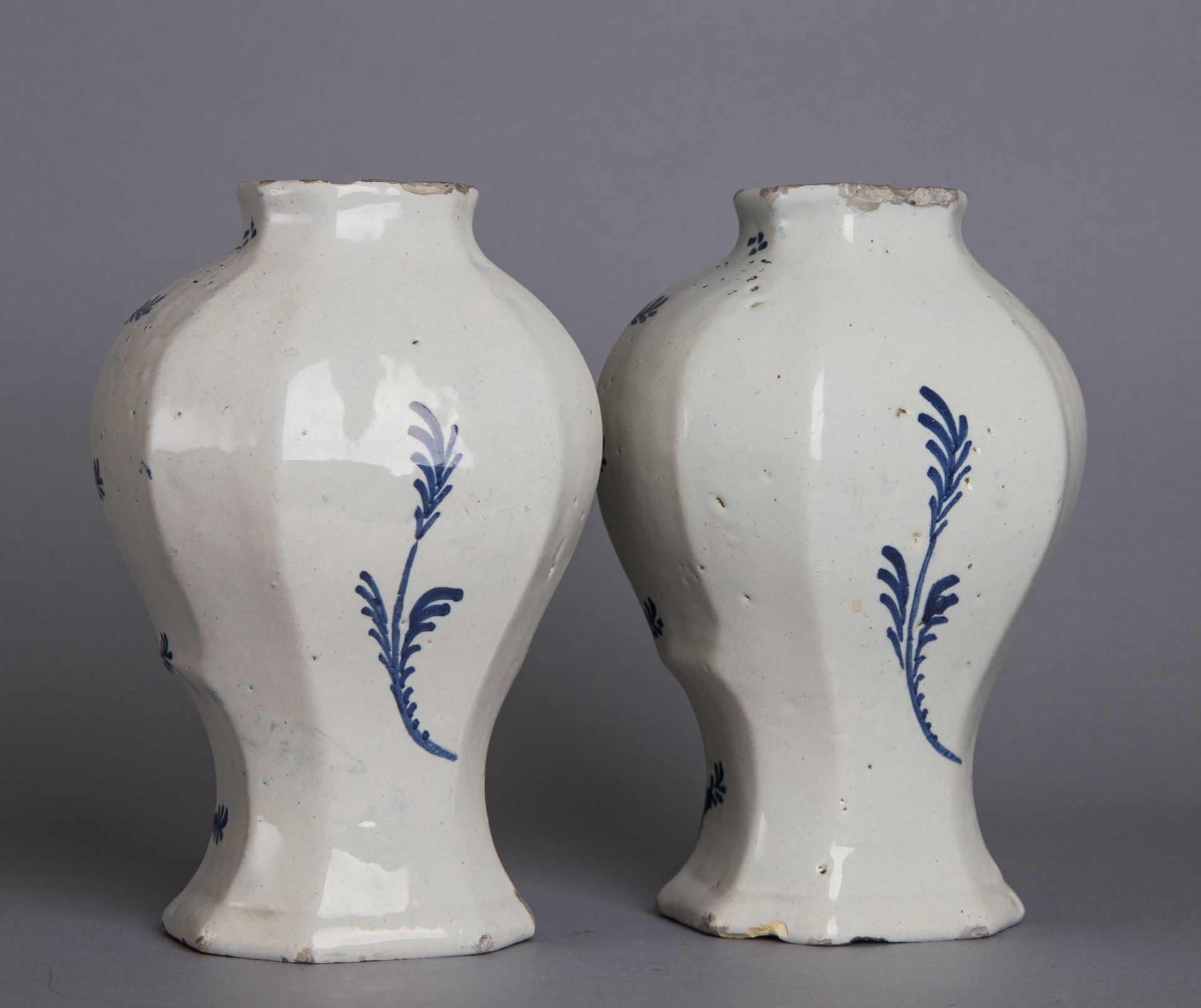 Paar Fayence Vasen, 18. Jh. - Bild 4 aus 8