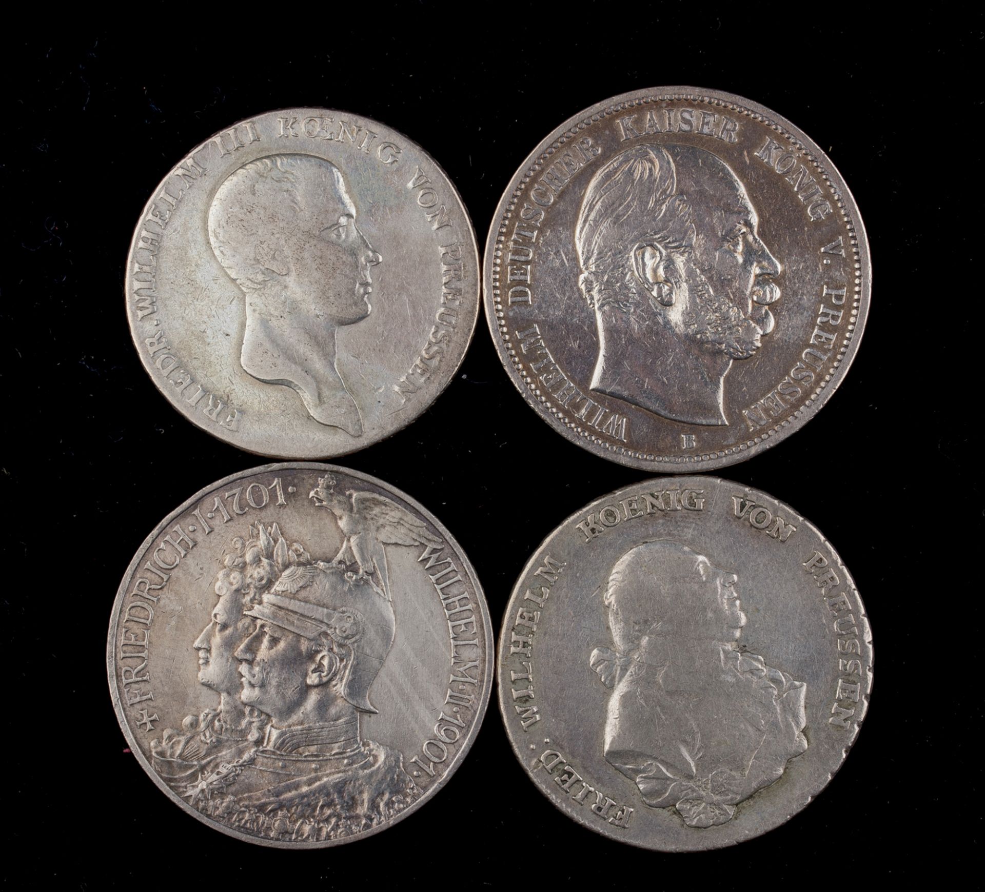 Zwei preußische Taler und zwei 5-Mark-Silbermünzen