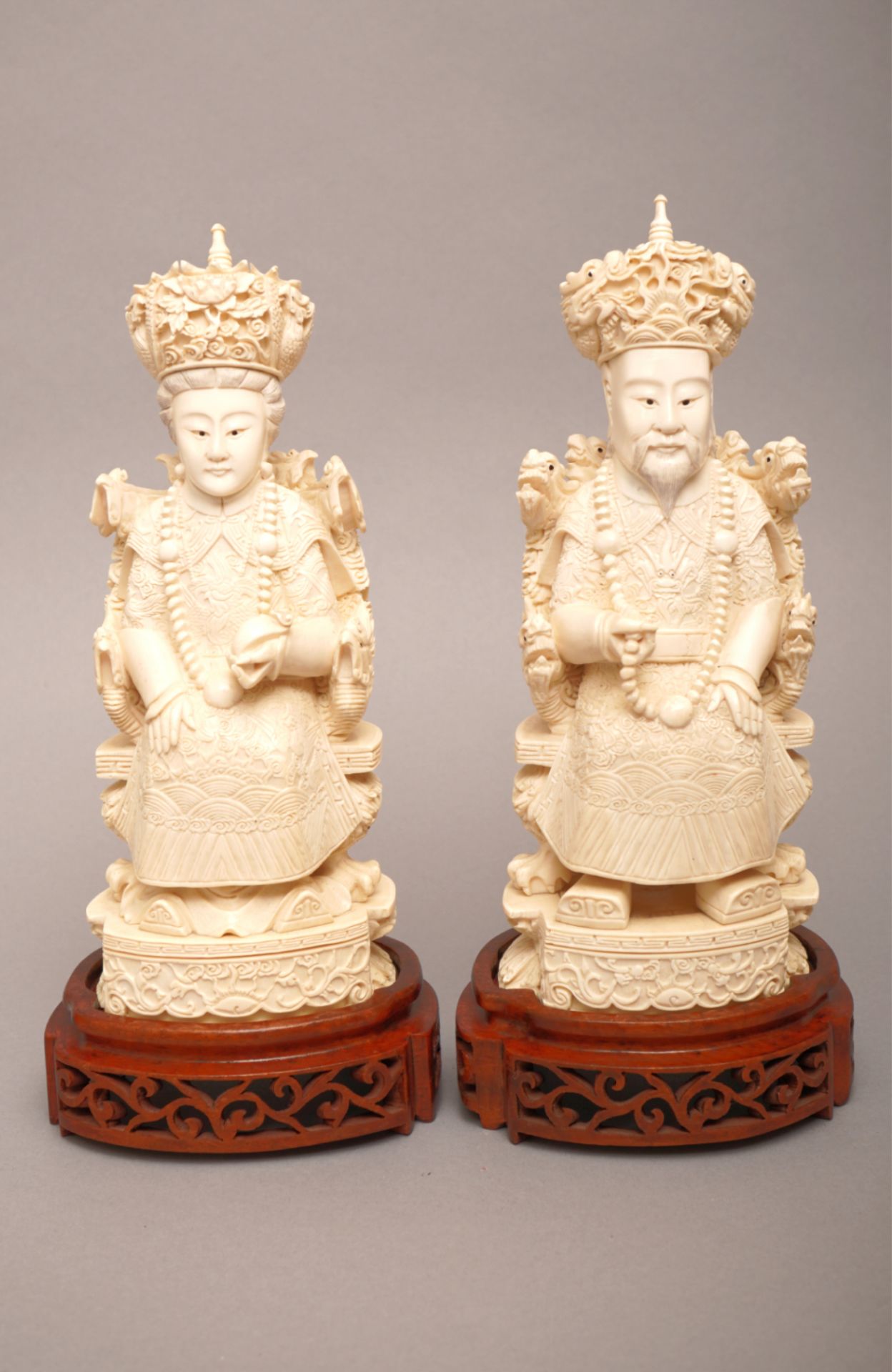 Elfenbeinschnitzerei, thronendes Kaiserpaar, China, um 1900