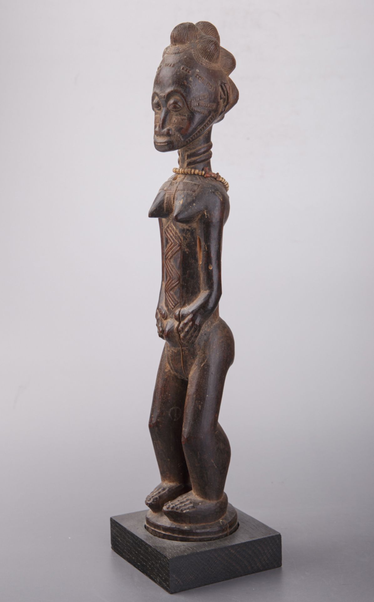 Weibliche Ahnenfigur 'Blolo bla', Volk der Baule, Elfenbeinküste - Bild 2 aus 5