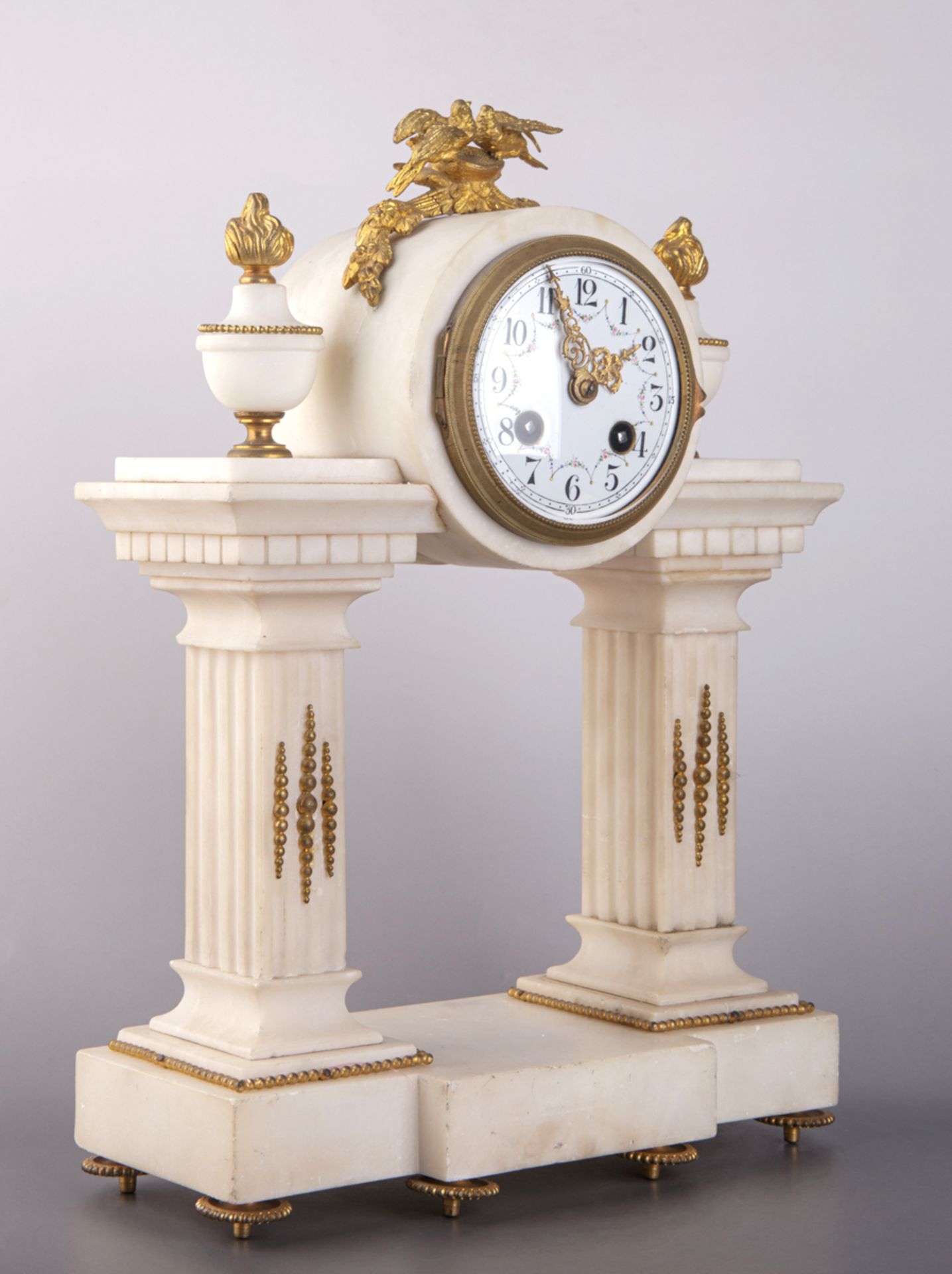 Uhrengarnitur im Louis XVI-Stil, Frankreich, um 1900 - Bild 5 aus 8