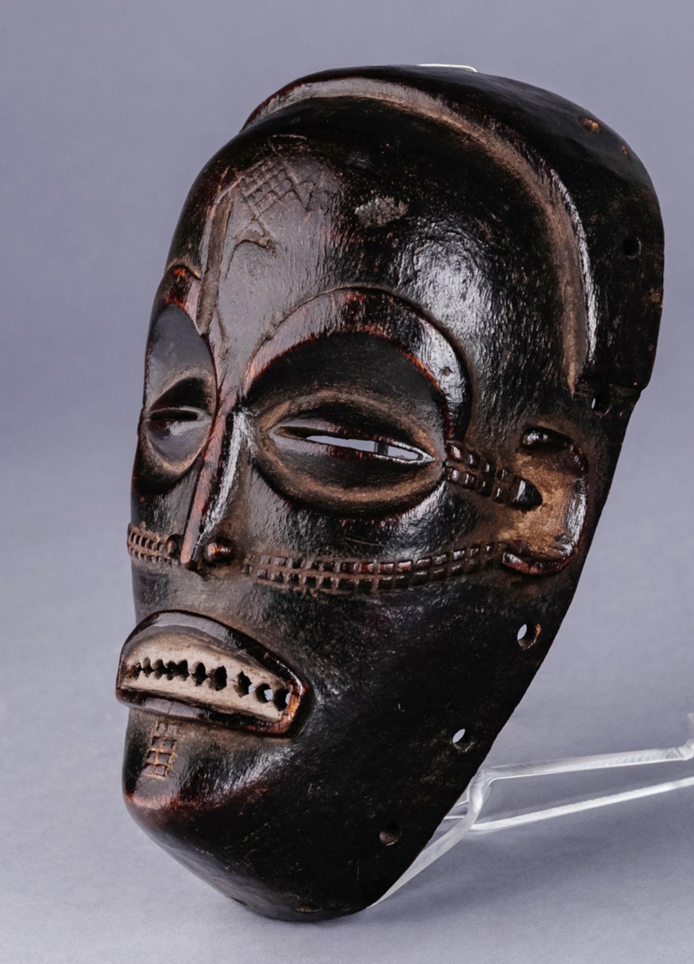'Mwana Pwo'- Maske (junge Frau), Volk der Chokwe, D.R. Kongo bzw. Angola - Bild 2 aus 3