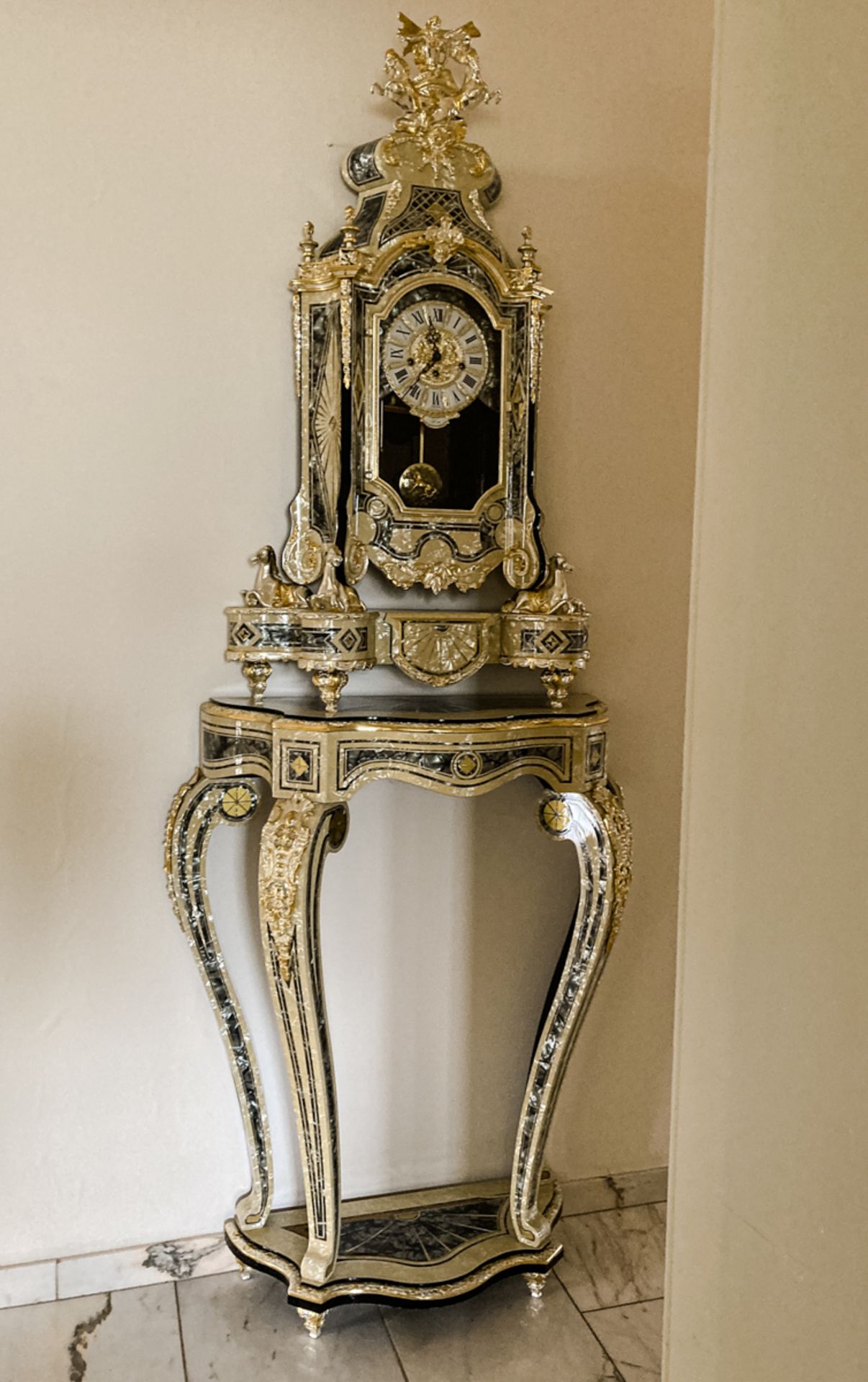 Große Pendule auf Konsole im Louis-XV-Stil