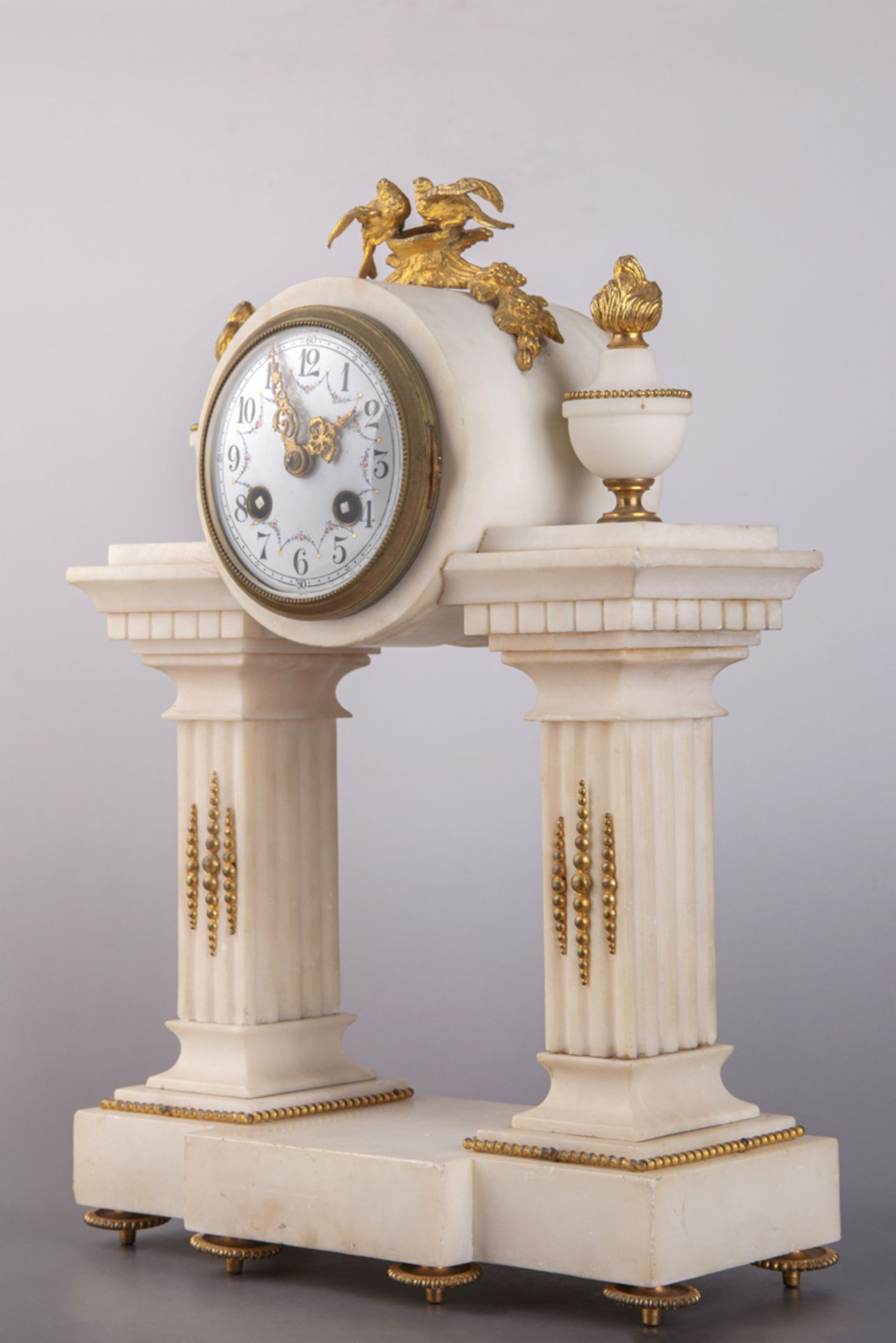 Uhrengarnitur im Louis XVI-Stil, Frankreich, um 1900 - Bild 4 aus 8