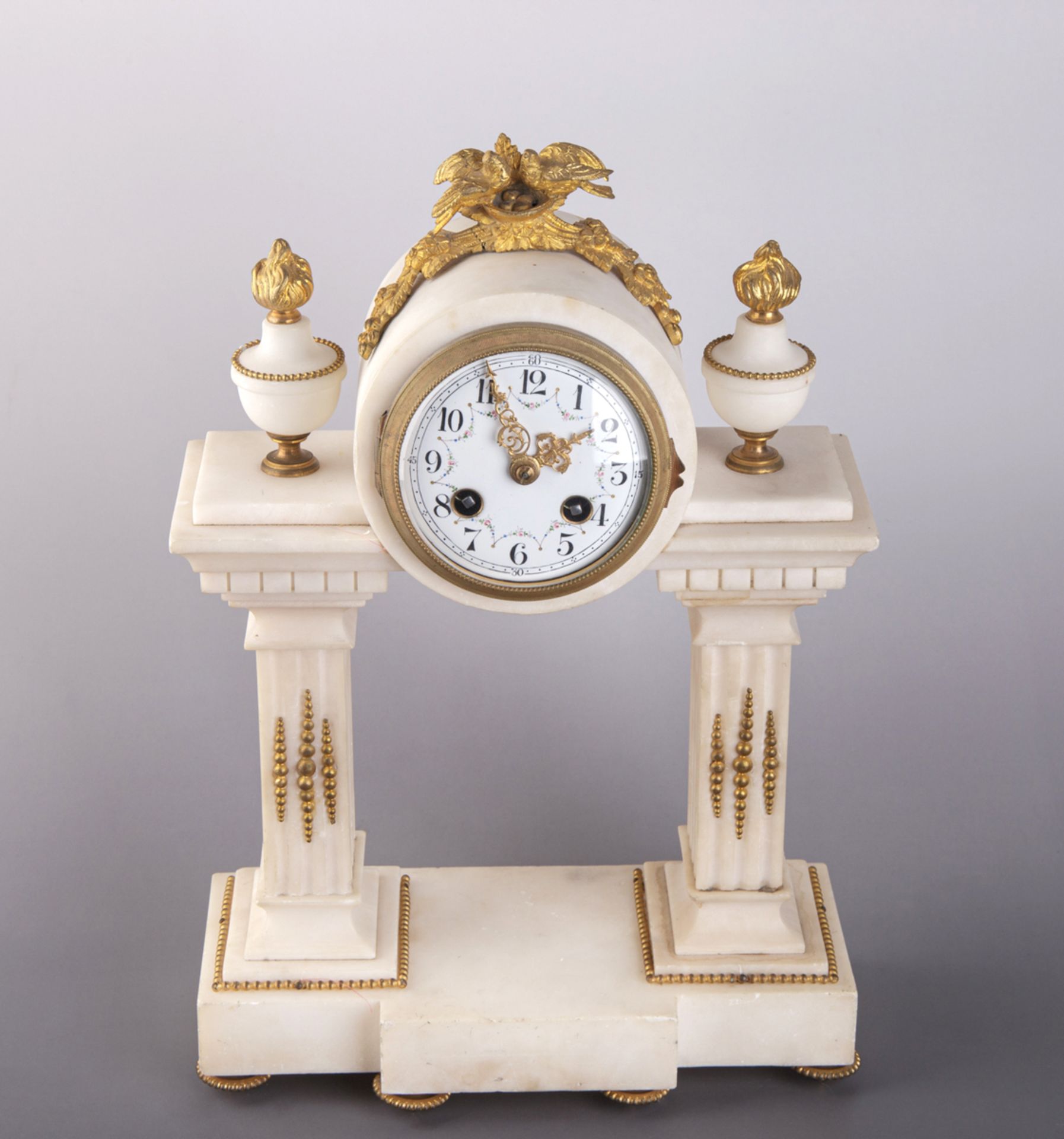 Uhrengarnitur im Louis XVI-Stil, Frankreich, um 1900 - Bild 3 aus 8