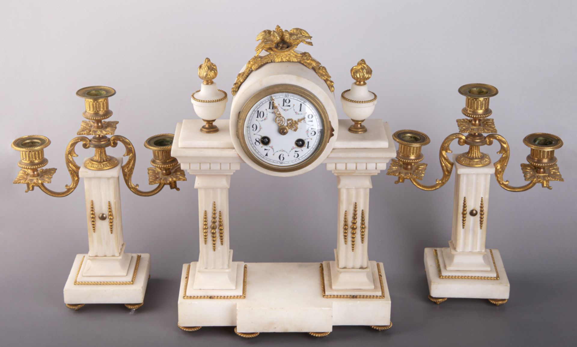 Uhrengarnitur im Louis XVI-Stil, Frankreich, um 1900 - Bild 2 aus 8