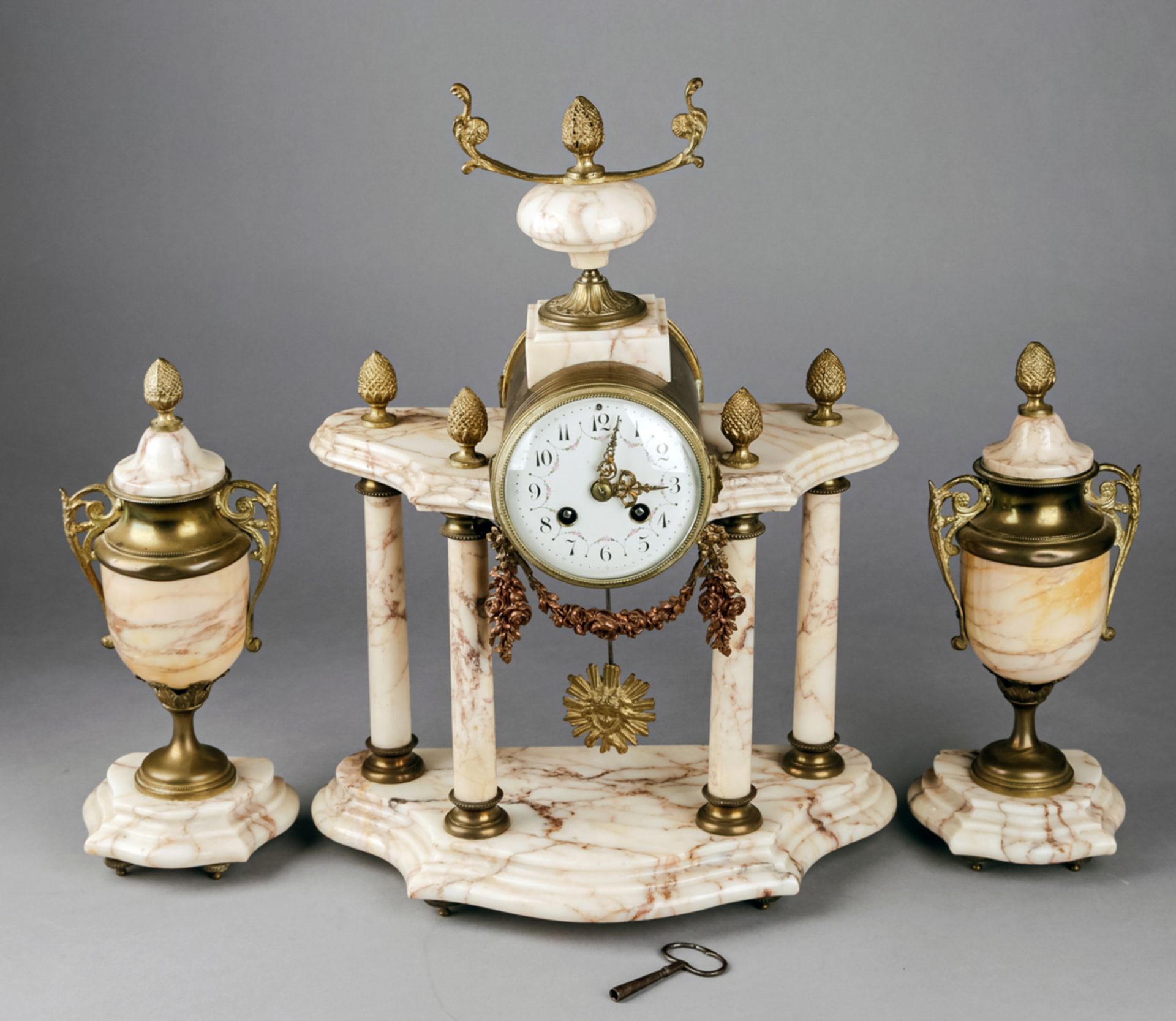 Uhrengarnitur-Pendule mit Ziervasen, Frankreich, um 1900, Werk gemarkt H & C Paris