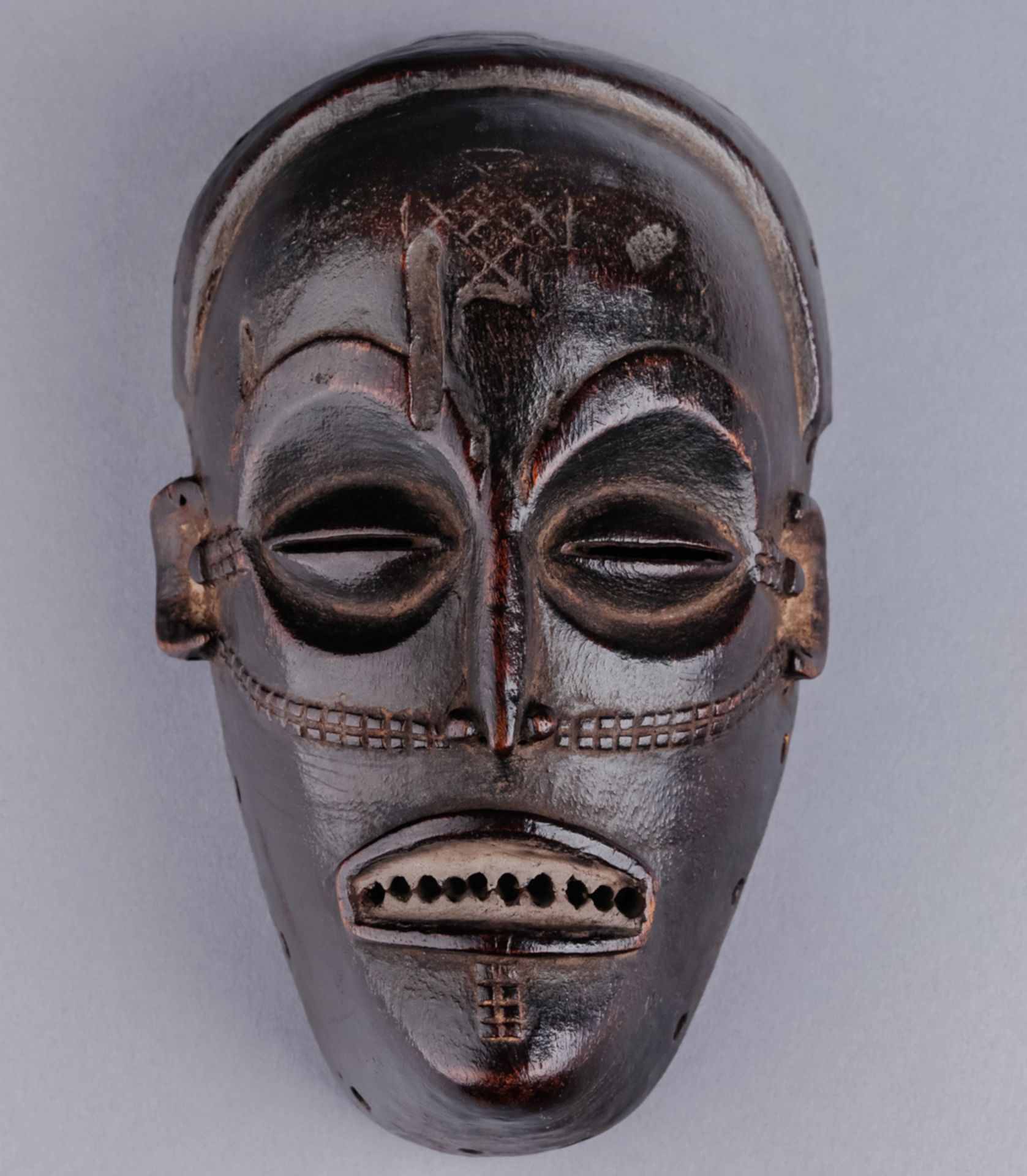 'Mwana Pwo'- Maske (junge Frau), Volk der Chokwe, D.R. Kongo bzw. Angola - Bild 3 aus 3