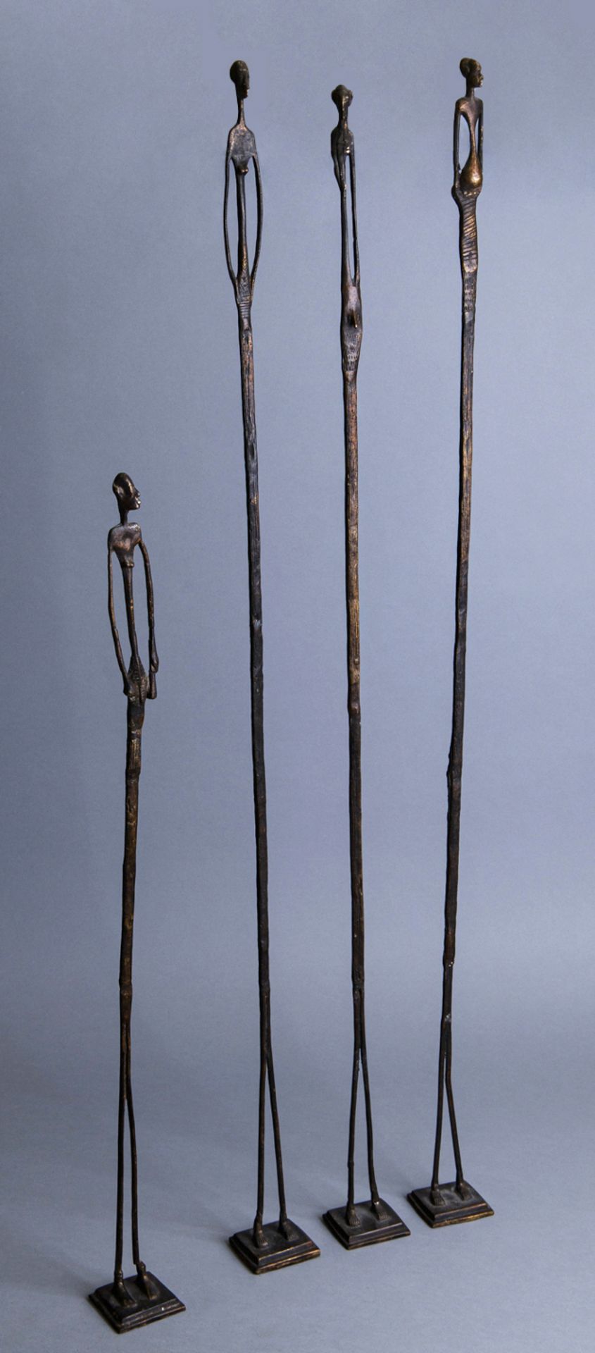 Vier stehende Figuren ('Nommos'), Dogon, Mali, 20. Jh.