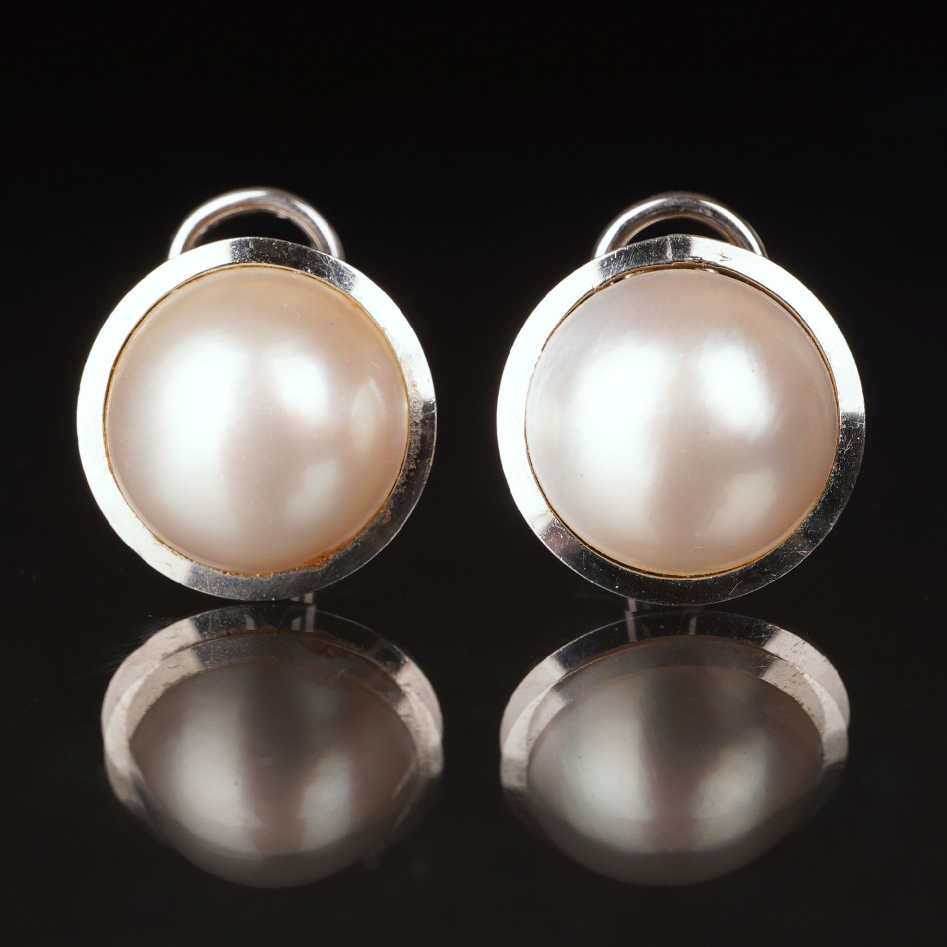 Paar Ohrstecker mit Mabe-Perlen, WG 585