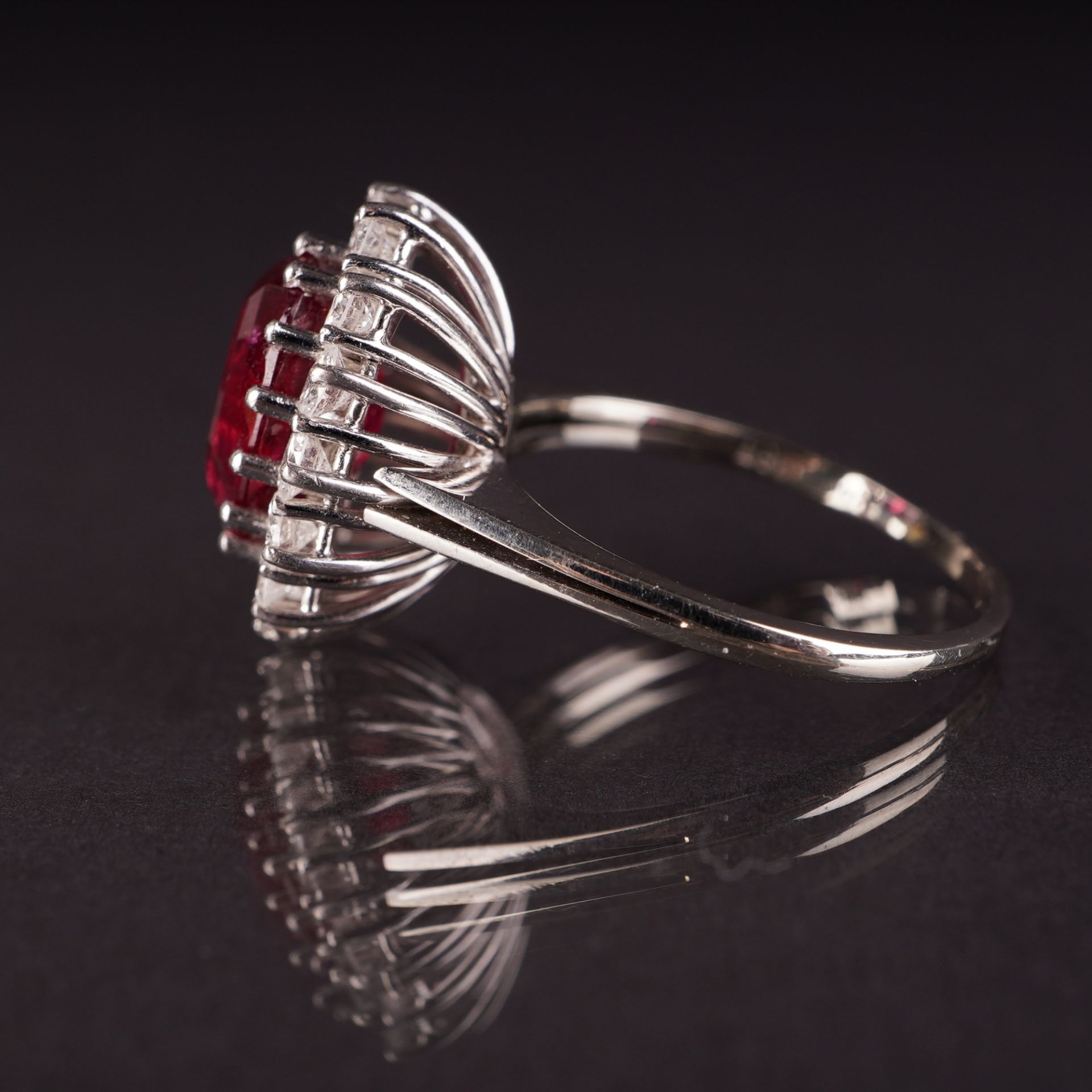 Ring mit rotem Turmalin und Brillanten, WG 750 - Image 4 of 5
