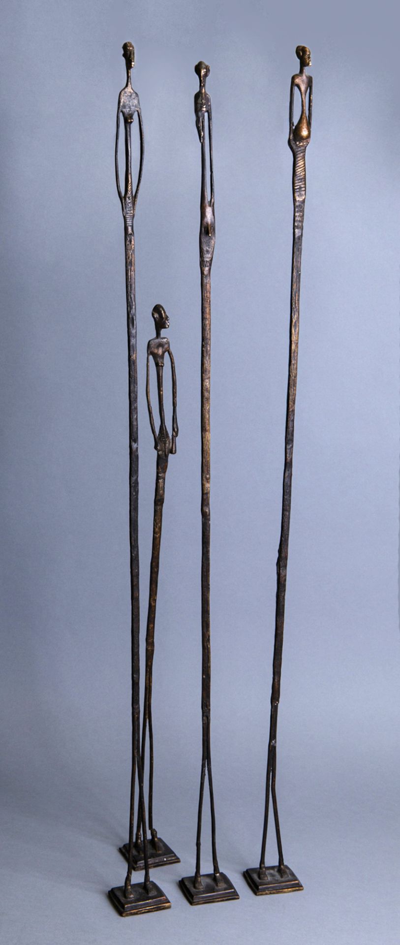 Vier stehende Figuren ('Nommos'), Dogon, Mali, 20. Jh. - Bild 2 aus 2