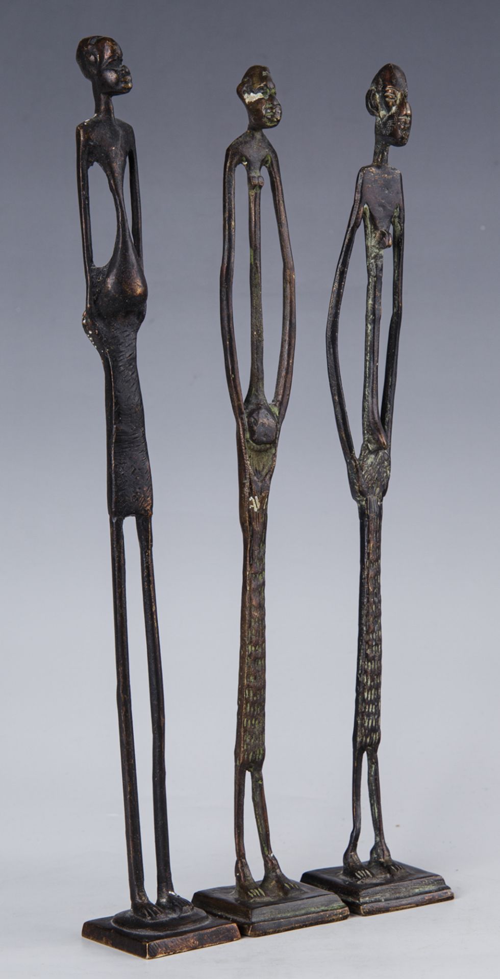 Drei stehende Figuren ('Nommos'), Dogon, Mali, 20. Jh. - Bild 2 aus 2