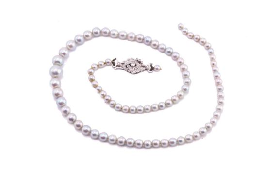 Two pearl necklaces, comprising a single strand graduated cultured pearl necklace, the silver tone - Image 2 of 7