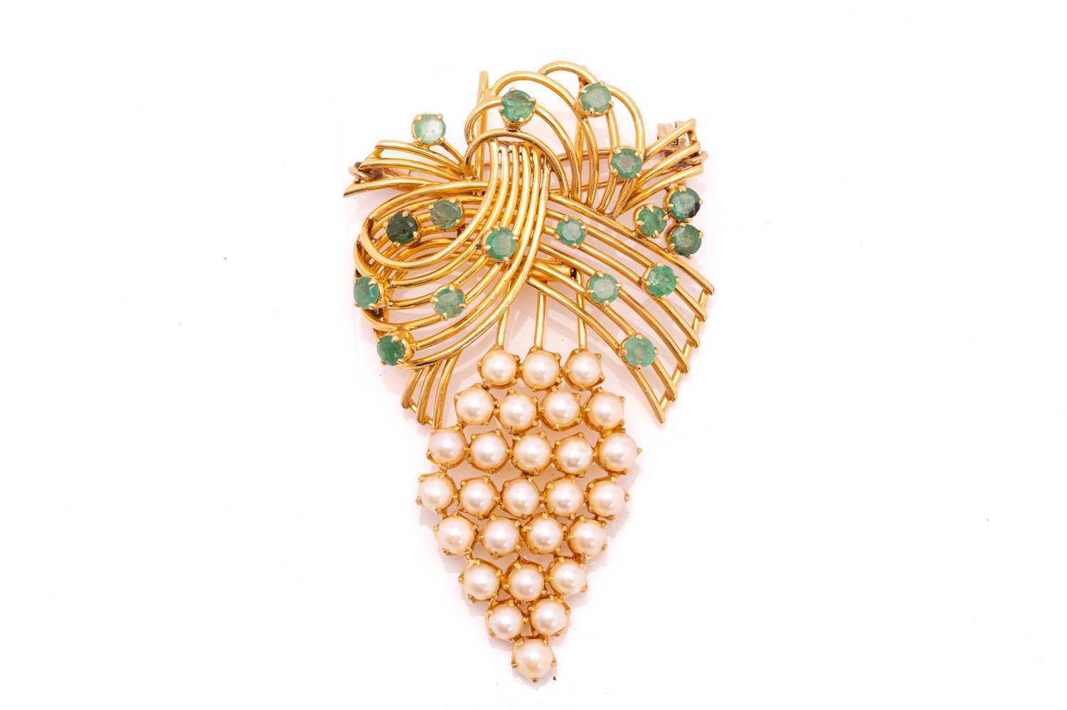 An emerald and pearl pendant brooch, of bow and grape design; the wirework bow-shaped surmount - Image 7 of 8