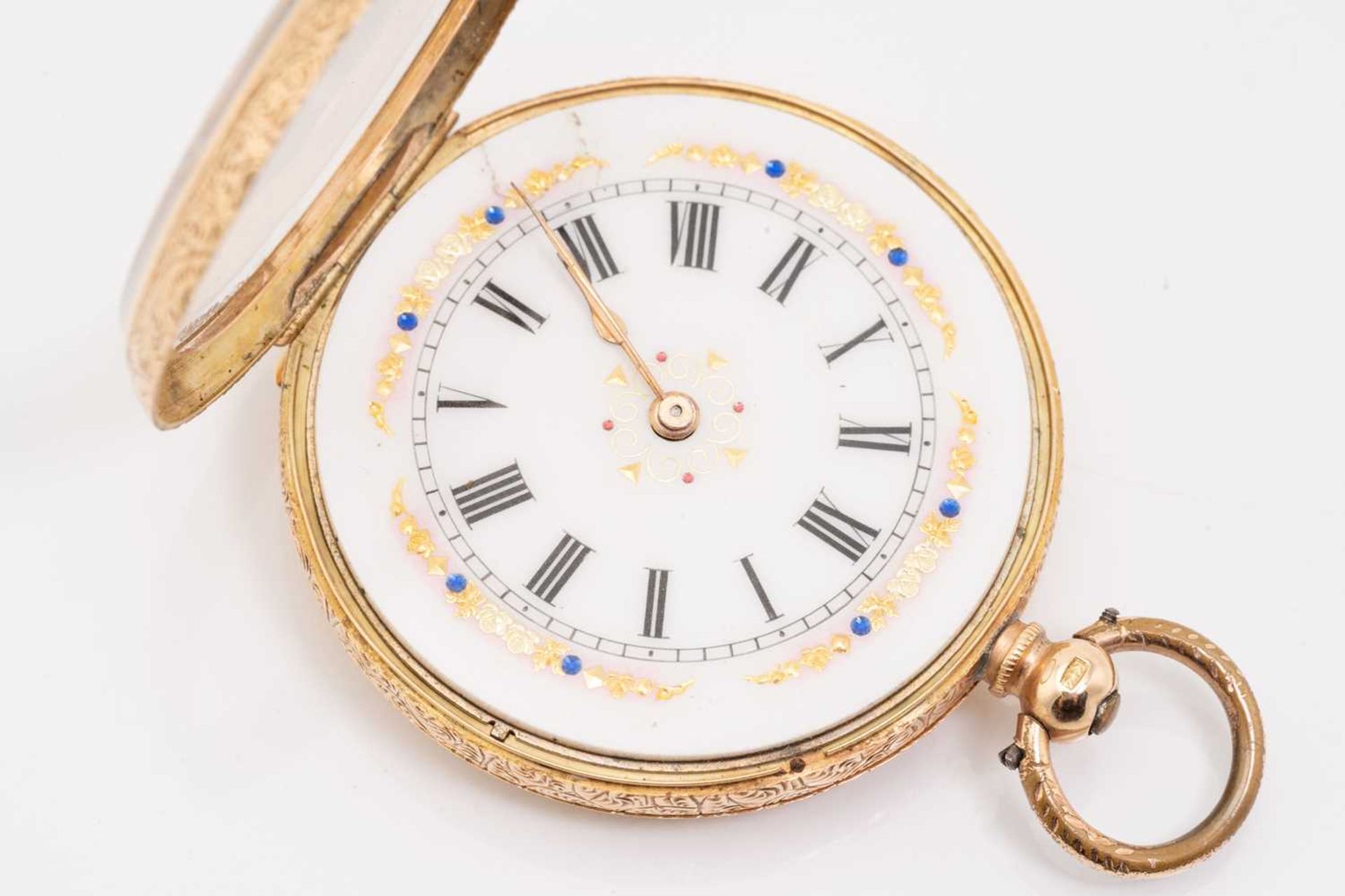 A ladies Edwardian 14K gold pocket watch, the white enamel dial with black Roman numerals and gilt - Bild 3 aus 5