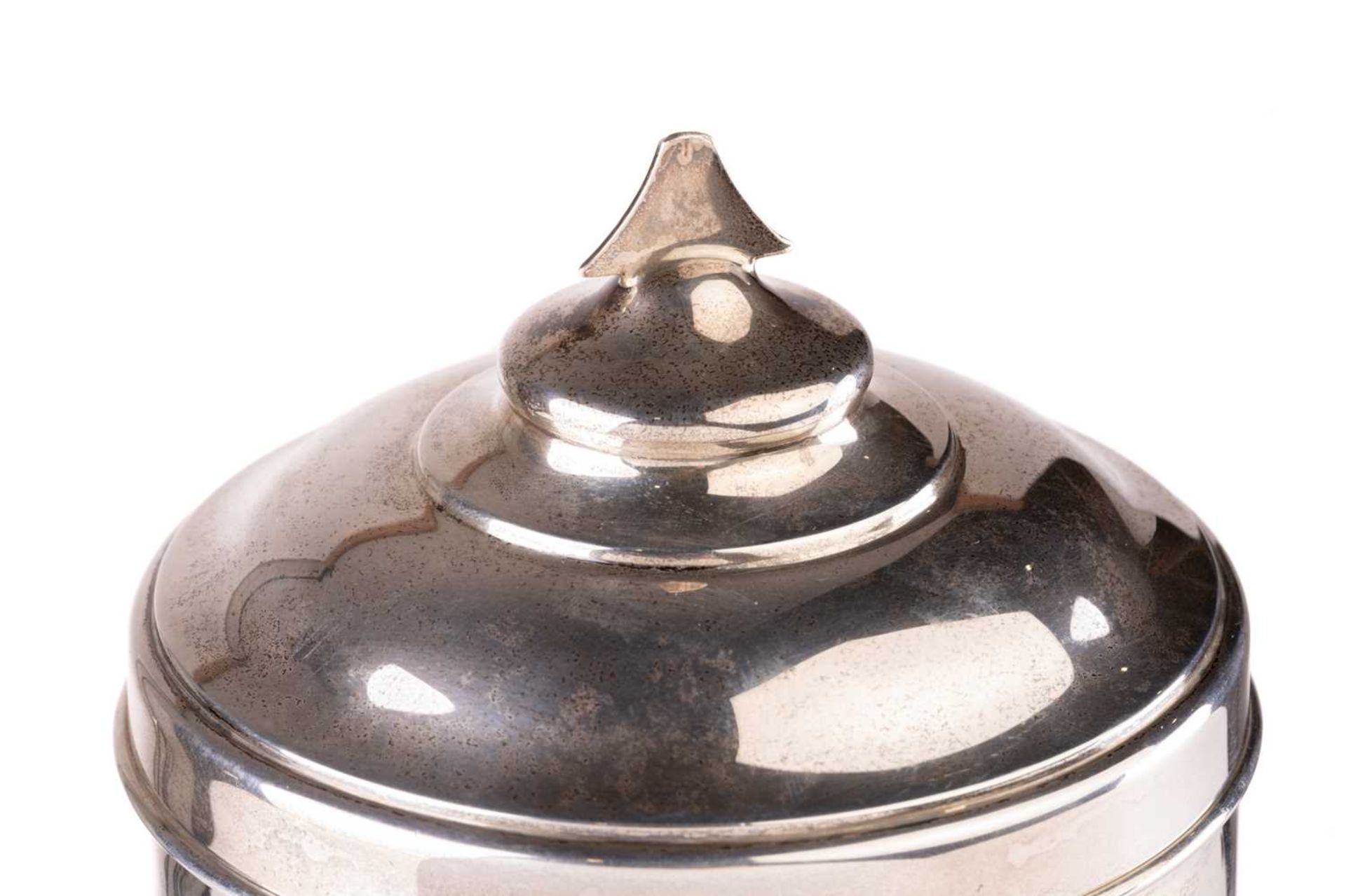 A silver ciborium, R & T Washbourne Ltd, London 1909, the cover with stepped and domed knop, with - Image 8 of 8