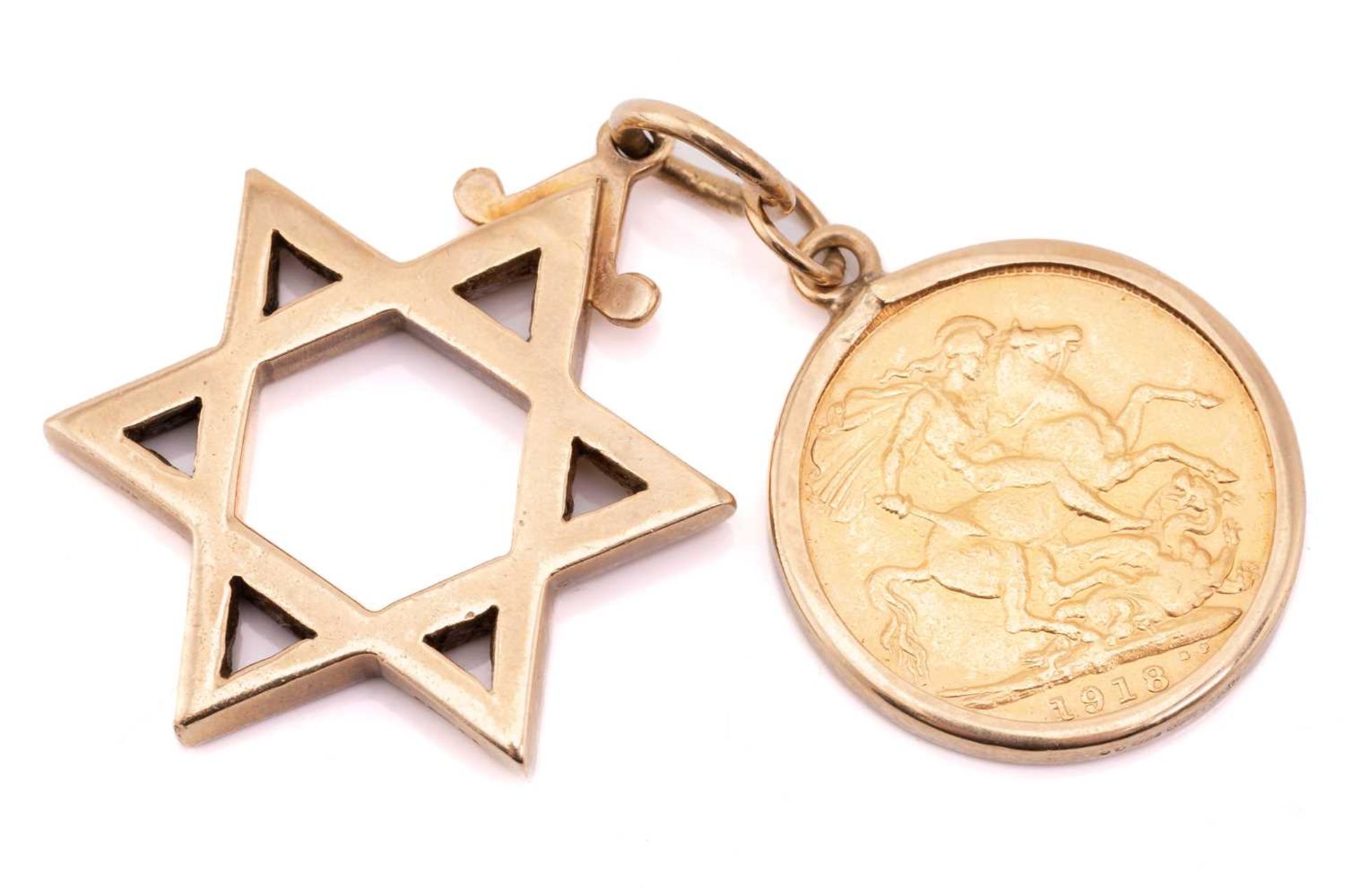 A 9ct gold Star of David pendant, 3cm in diameter; together with a 1918 sovereign in mobile 9